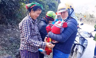 Các cô giáo đã đỡ đẻ thành công cho sản phụ ngồi bên đường