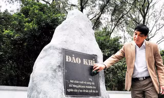Bác sĩ Vũ Công Long bên bia đá tri ân loài khỉ cứu người. Ảnh: Trần Quang