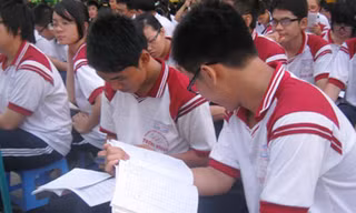 Học sinh khối 12 tại các nhiều trường THPT ở TPHCM đang "chạy nước rút" ôn thi tốt nghiệp THPT. 