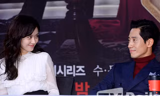 Jang Nara khoe dáng mảnh mai với chân váy ôm sát