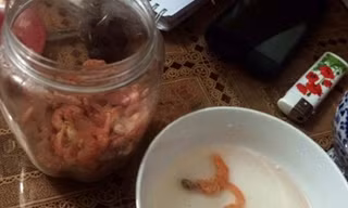 Người dân hoang man vì những con tôm khô khá lạ, ngâm nước suốt hơn 2 giờ nhưng vẫn cứng như...nhựa. 