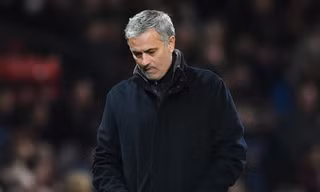 Mourinho thất thểu rời Old Trafford sau khi bị Sevilla đánh bại 2-1 ngay tại Old Trafford ở lượt về vòng 1/8 Champions League. Lượt đi, đội bóng của ông tưởng như nắm lợi thế lớn bằng kết quả hòa 0-0 trên sân khách.