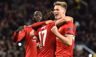 Các cầu thủ MU ăn mừng bàn thắng thứ hai vào lưới Benfica