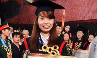 Em Bùi Thị Hà, Thủ khoa đầu ra của Trường ĐH Sư phạm Hà Nội 2 năm 2016 hiện vẫn thất nghiệp và ở nhà bán hoa quả, phụ mẹ nuôi lợn.