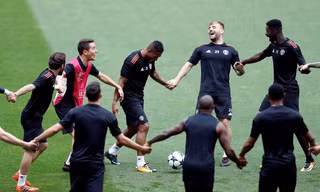 Cầu thủ MU thực hiện luyện bài tập lạ mắt trên sân Benfica