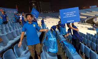 Với mong muốn làm sạch khán đài, giữ gìn vệ sinh và bảo vệ môi trường, thành niên VNPT, nhà tài trợ chính giải đấu đã bắt tay vào dọn dẹp vệ sinh và kêu gọi các cổ động viên cùng thực hiện