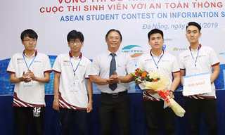 Ban Tổ chức trao giải Nhất cho đội tuyển ISITDTU của ĐH Duy Tân