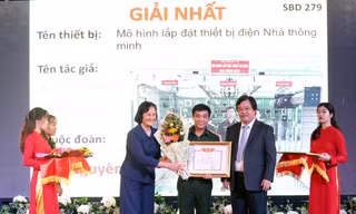 Nguyên Bộ trưởng LĐ-TB&XH Nguyễn Thị Hằng và Tổng Cục trưởng Giáo dục Nghề nghiệp Nguyễn Hồng Minh trao giải Nhất hội thi năm nay