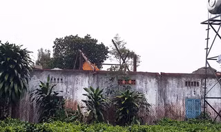 Cả dãy phòng bị thổi bay mái