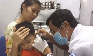 Viêm tai giữa là một trong những nguyên nhân khiến trẻ nói ngọng