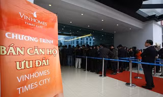 Trước giờ mở bán của ngày đầu tiên, hàng trăm cư dân Vinhomes Times City đã xếp hàng dài ngóng đợi.