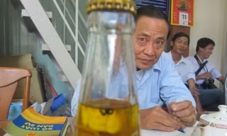 Chai nước Number 1 có vật thể lạ giống ruồi 
