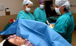 Sau ca sinh mổ, điều chờ đợi Ella không phải là niềm hạnh phúc làm mẹ trọn vẹn mà là một cú sốc lớn. Ảnh: Babycenter.