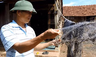 Anh Cảnh chuẩn bị lưới để đi giăng cá lăng. Ảnh: Thiên Thiên