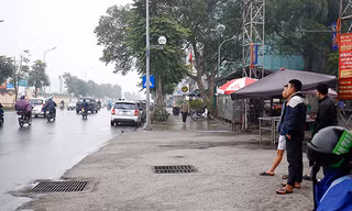 Cận cảnh vỉa hè lát đá xuống cấp trên đường 'kiểu mẫu' Lê Trọng Tấn 