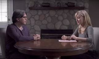Allison Mack trong một video quảng cáo cho tổ chức NXIVM. Ảnh: Daily Mail. 