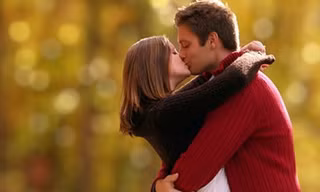 Đàn ông hôn vợ mỗi ngày sẽ sống thọ hơn 5 năm so với những người không làm việc này.