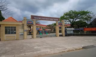 Trường Tiểu học Bình Chánh, nơi xảy ra việc giáo viên quỳ xin lỗi phụ huynh. Ảnh: Người Lao Động.