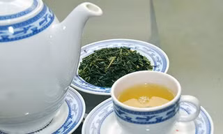 Ngoài tác dụng điều chỉnh nhịp tim, trà xanh (hoặc đỏ) còn giúp lợi tiểu Ảnh: TẤN THẠNH