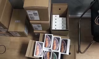 Nhiều thương gia đã sớm khoe kho hàng iPhone XS, XS Max từ cách đây vài ngày.