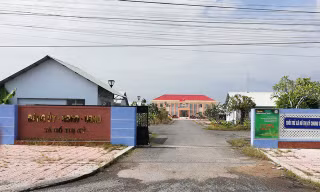 Xã Hồ Thị Kỷ (huyện Thới Bình, tỉnh Cà Mau) vào năm 1995 được cho là đã xác nhận lý lịch của ông Ngô Văn Khởi cho đổi từ dân tộc Kinh sang dân tộc Khmer.