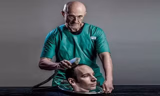 Bác sĩ Sergio Canavero dự định thực hiện phẫu thuật ghép đầu vào năm sau. Ảnh minh họa: The Why.