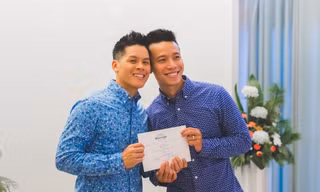 John Huy nắm chặt tay bạn trai trong ngày trọng đại.
