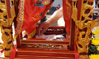 Chưa khai ấn, đua nhau đặt tiền vào mâm lễ, kiệu ấn đền Trần