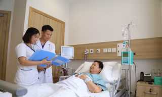 Các bác sĩ Vinmec Hạ Long đã chạy đua với thời gian để cấp cứu cho du khách Hàn Quốc Lee Yeolgoo bị nhồi máu cơ tim