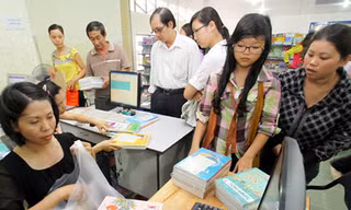 Quá trình viết SGK hiện nay có nhiều điểm yếu dẫn tới tình trạng không đáp ứng yêu cầu của thực tiễn nhưng người học không có lựa chọn nào khác - Ảnh: Đào Ngọc Thạch