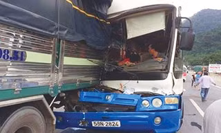 Xe khách đâm vào đuôi xe tải để giảm tốc độ khi bị mất phanh. Ảnh: Hoài Thanh.