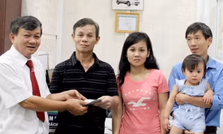Chị Lý và gia định nhận lại tài sản từ tài xế Nguyễn Dũng. Ảnh: Ngọc Quỳnh.
