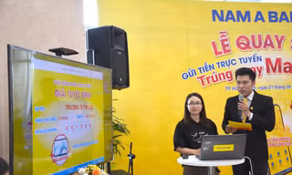 Bà Phạm Thị Vân – đại diện Sở Công thương TP HCM hỗ trợ quay số tìm ra chủ nhân Giải tuyệt đỉnh – Laptop Apple Macbook Air là khách hàng Trương Sĩ Thị Lài.