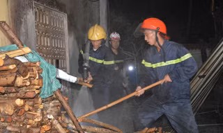 Lực lượng cứu hỏa tại hiện trường.
