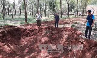 Nơi múc đất phát hiện đá người dân nghi là cổ vật thời tiền sử.