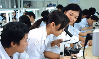 Sinh viên trong tiết học thực hành tại phòng thí nghiệm 