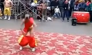 Võ sĩ nhí bị tụt quần khi biểu diễn nhào lộn