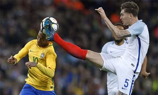 Stones và hàng thủ Anh đứng vững trước các đợt tấn công của Brazil. Ảnh: Reuters