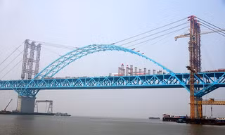Vòm thép mới hoàn thành trên cầu sông Trường Giang Hỗ Thông. Ảnh: Xinhua.