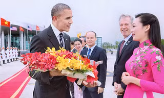 Mỹ Linh rạng rỡ chào đón và tặng hoa Tổng thống Mỹ Obama năm 2016