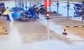 Pha tai nạn hy hữu khi dắt xe