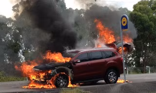 Xe Ford Everest 2015 bốc cháy trên đường chạy thử
