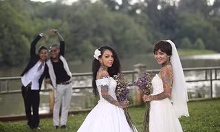 Hai cô dâu xinh đẹp xăm kín lưng gây sốt: Là con gái bạn có liều như họ?