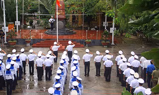 Nghi thức chào cờ và hát Quốc ca ở Trường Sa. Ảnh: Nguyễn Đông.