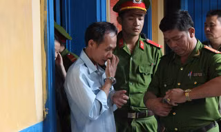  Bị cáo Huỳnh Văn Tấn tại phiên tòa sáng nay. Ảnh T. Châu.