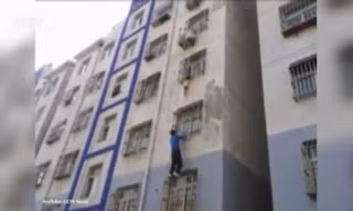'Người nhện Trung Quốc' cứu bé 2 tuổi lơ lửng trên cửa sổ