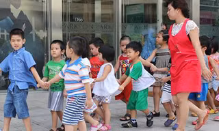 Cảnh báo về tai nạn nghiêm trọng khi để trẻ tự đi thang cuốn, thang máy