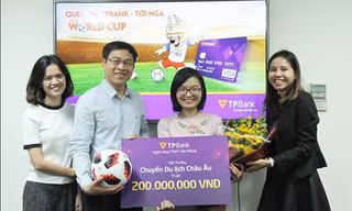 Phó TGĐ TPBank Đinh Văn Chiến đại diện TPBank trao phần thưởng chuyến du lịch châu Âu cho khách hàng