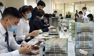 Tại các ngân hàng, có vị trí hưởng lương hàng trăm triệu nhưng cũng không ít người lương chỉ vài ba triệu đồng. Ảnh: Thanh Lan.