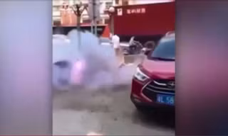 Chú rể đi cấp cứu vì bị treo trên cột pháo 'lấy may'
